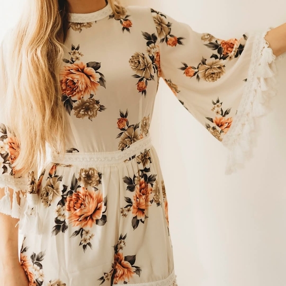 Rêveuse Boho Floral Shorts Romper Cream Tassel Trim  Bell Sleeve LargeNWT - Picture 2 of 7